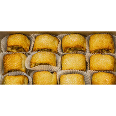 Кутия мини ябълкови щрудели с орехи и стафиди 1 кг