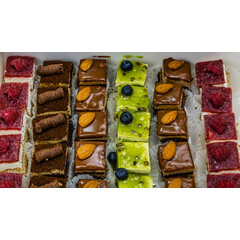 Кутия петифури микс 30 бр.